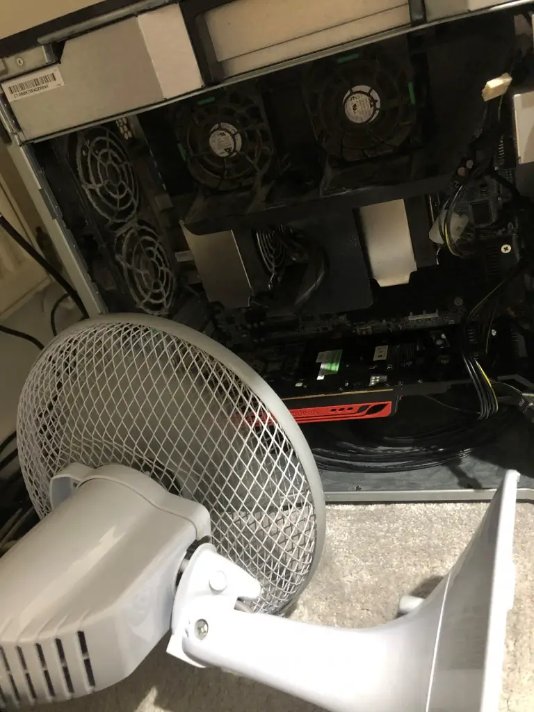 external-fan-to-cool-down-graphic-card-768x1024 通过开机箱吹风扇来降低AMD显卡的温度 硬件 